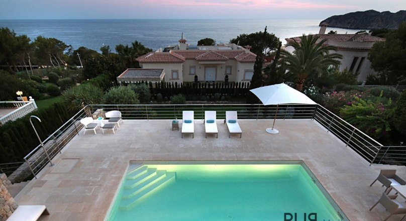 Simply wow. Villa. With ocean view. You can already feel the sundowner in your hand. On your terrace.