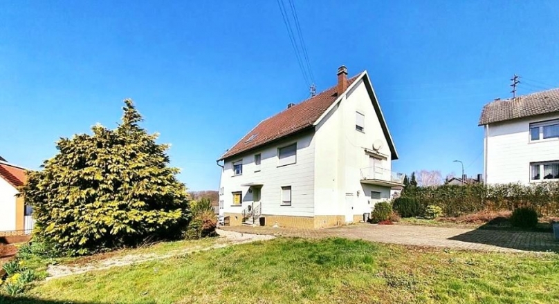 Detached one to two family house with 1592 m² sunny plot, 2 garages, quiet location