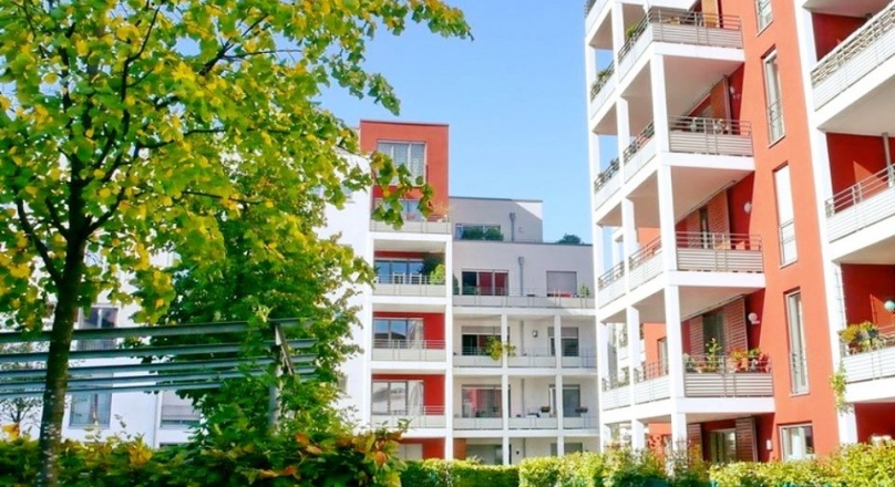 DÜSSELDORF. FOR RENT: Spacious 2 room apartment. Underground parking space. Elevator. Balcony...
