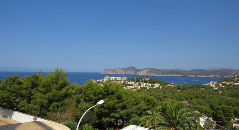 Nova Santa Ponsa. Large bright duplex apartment with a view over the bay and the sea.