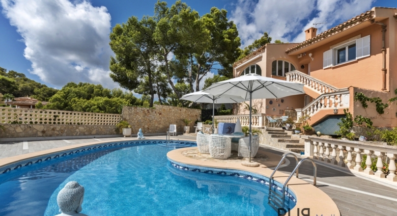 Villa overlooking the bay of Santa Ponsa. Well maintained.