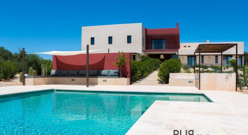 Actually a finca. But in truth a purist architect's villa in Rustico.