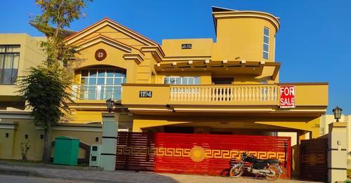 1 kanal brand new house is available for sale