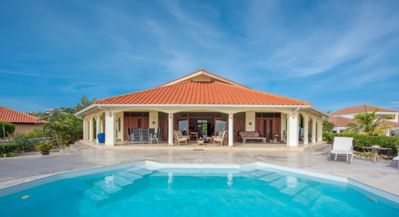 SPACIOUS VILLA WITH A LOT OF PRIVACY DIRECTLY BY THE CARIBBEAN SEA