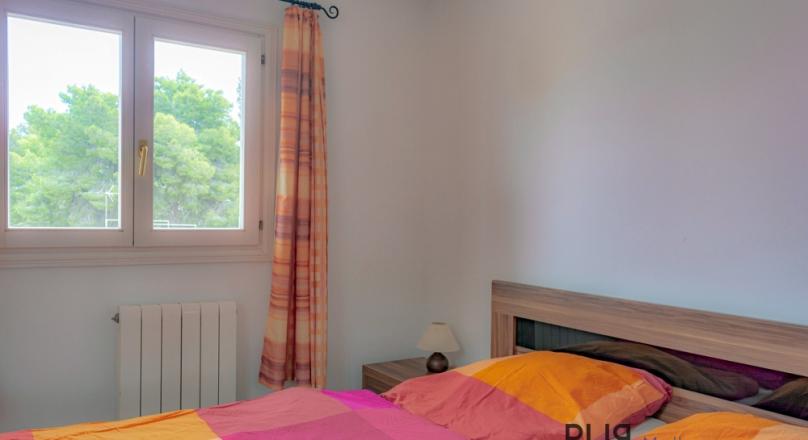 In the far northeast. Apartment with a large roof terrace. Font de Sa Cala.