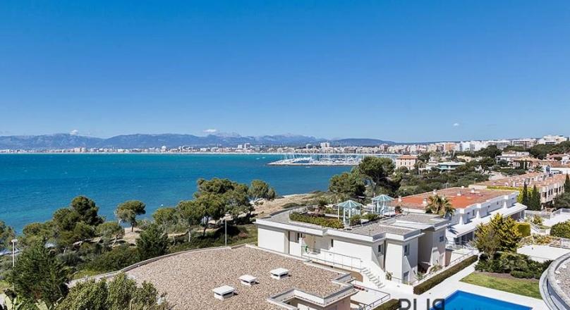 Above the roofs of the bay of Palma. A villa with lots of space, in high quality condition and view.