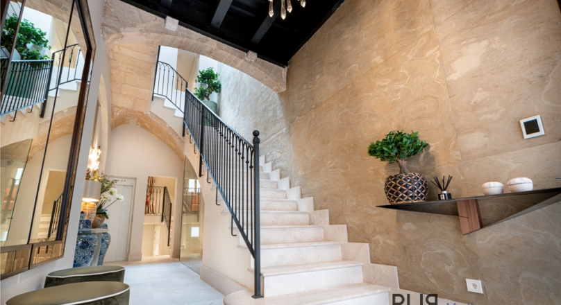 Wow. A wonderful combination of old and new. Town house Palma. Completed. Move in immediately.